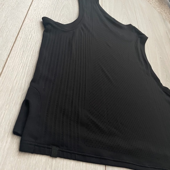 𝅺LULULEMON Train to be Tank in Black - Picture 6 of 16